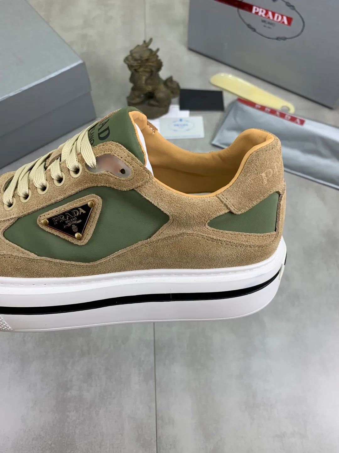 Men's shoes 💰P560💰 [New model] High version official website popular model is on the market, 🆘 Trendy brand (Prada) mainly promotes popular model, avant-garde and versatile fashionable men's shoes private version mold opening, cowhide surface splicing 1:1.. Stylish and simple, original imported cowhide lining cowhide feet; the atmosphere and personality are more fashionable, eye-catching and pursuing class. It will subvert the old idea and be a must-have for fashion trendsetters with you! Must keep it for yourself! Tall and comfortable, large and low, high-end quality workmanship. Size: 38-45; multiple colors available.